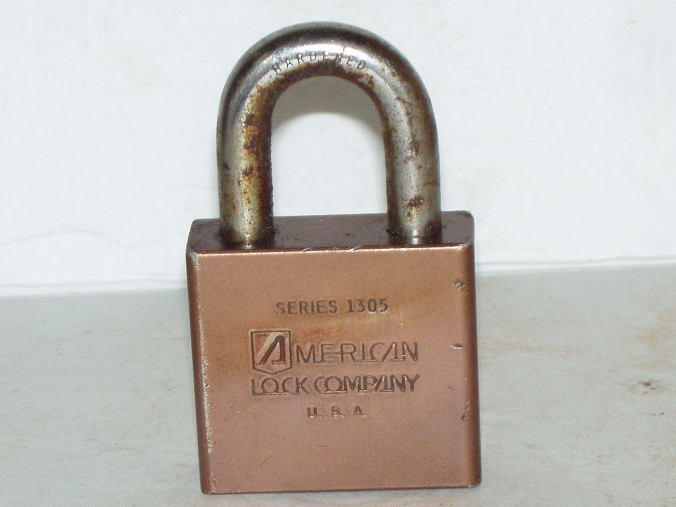 VINTAGE AMERICAN LOCK PADLOCK MADE IN THE USA SERIES 1305 WITHOUT KEY