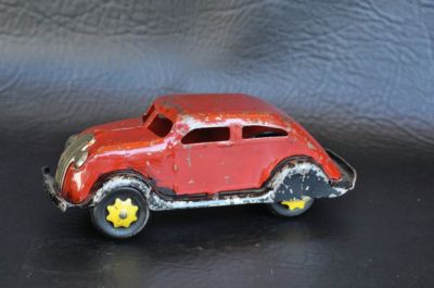 Auto Wooden Drag Racing on Antique Toy Metal Car Wooden Wheels Completed