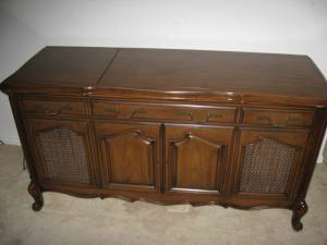 VINTAGE MAGNAVOX STEROE/TURNTABLE/8TRACK PLAYER