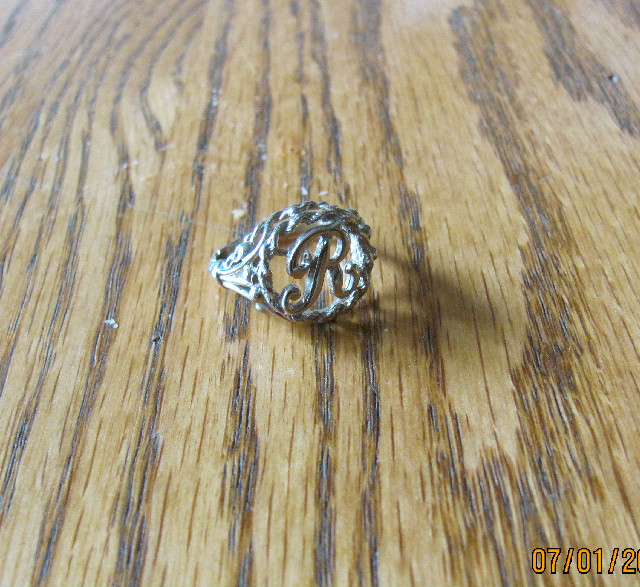 size 6 insignia letter R white 14 k gold ring