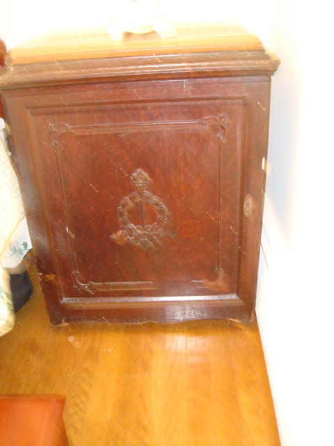 Sewing machine cabinet