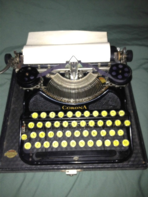 ANTIQUE PORTABLE CORONA TYPEWRITER IN CASE
