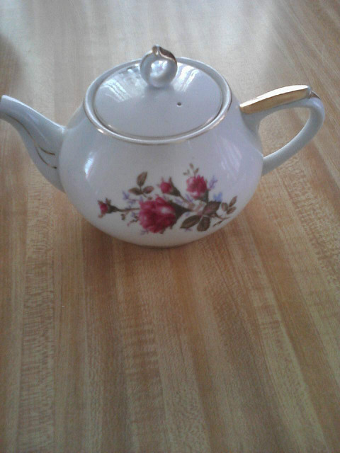 UKagco china tea pot/Japan