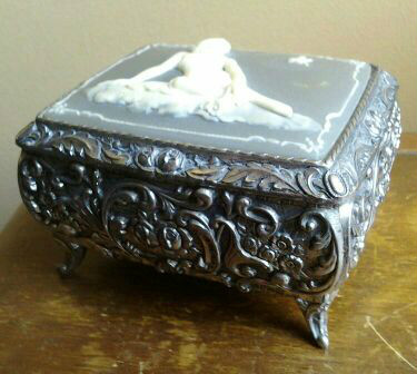 Beautiful silver musical jewelry box with cameo in excellent wor Beautiful silver musical jewelry box with cameo in excellent wor