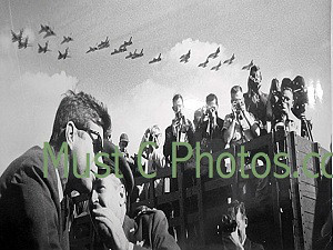 RARE JOHN F. KENNEDY JETS SALUTING HIM FRAMED PHOTO RARE JOHN F. KENNEDY JETS SALUTING HIM FRAMED PHOTO