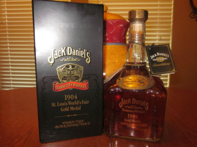 JACK DANIELS 1904 ST LOUIS WORLD&#39;S FAIR GOLD MEDAL BOTTLE -- Antique Price Guide Details Page