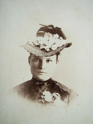 CABINET PHOTO OF LOVELY YOUNG WOMAN IN NICE FLORAL TRIMMED HAT