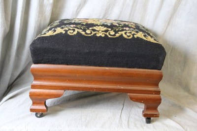 L142 ANTIQUE LARGE OTTOMAN FOOTSTOOL NEEDLEPOINT TOP BIGGS FURNITURE L142 ANTIQUE LARGE OTTOMAN FOOTSTOOL NEEDLEPOINT TOP BIGGS FURNITURE RICHMOND VA - L142 ANTIQUE LARGE OTTOMAN FOOTSTOOL NEEDLEPOINT TOP BIGGS FURNITURE