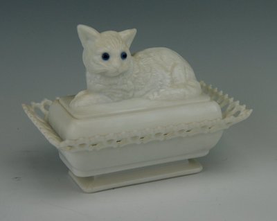 R 050 Westmoreland Milk Glass Cat On Open Lace Base Antique