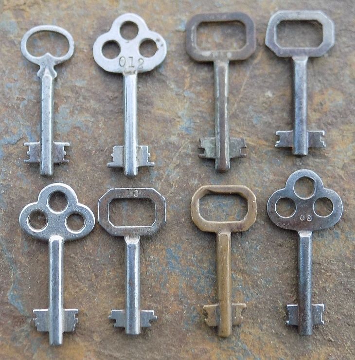 8 Antique Double Bit Solid Shaft Roll Top Desk & Keys