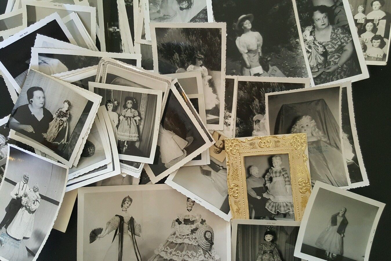 VINTAGE 90 PHOTO LOT OF CREEPY ANTIQUE DOLLS -- Antique Price Guide