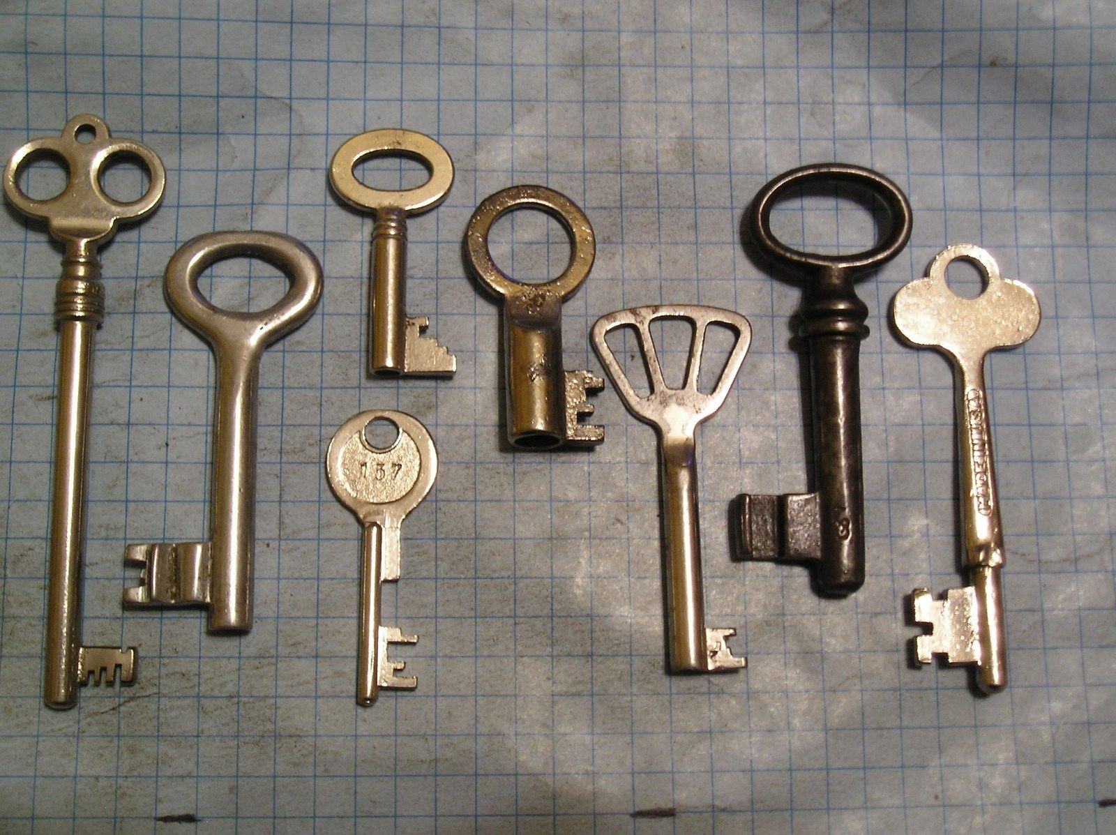 LOT OF 8 ANTIQUE KEYS, SKELETON, FURNITURE, BARREL, AND OLD LOCK KEYS Antique Price