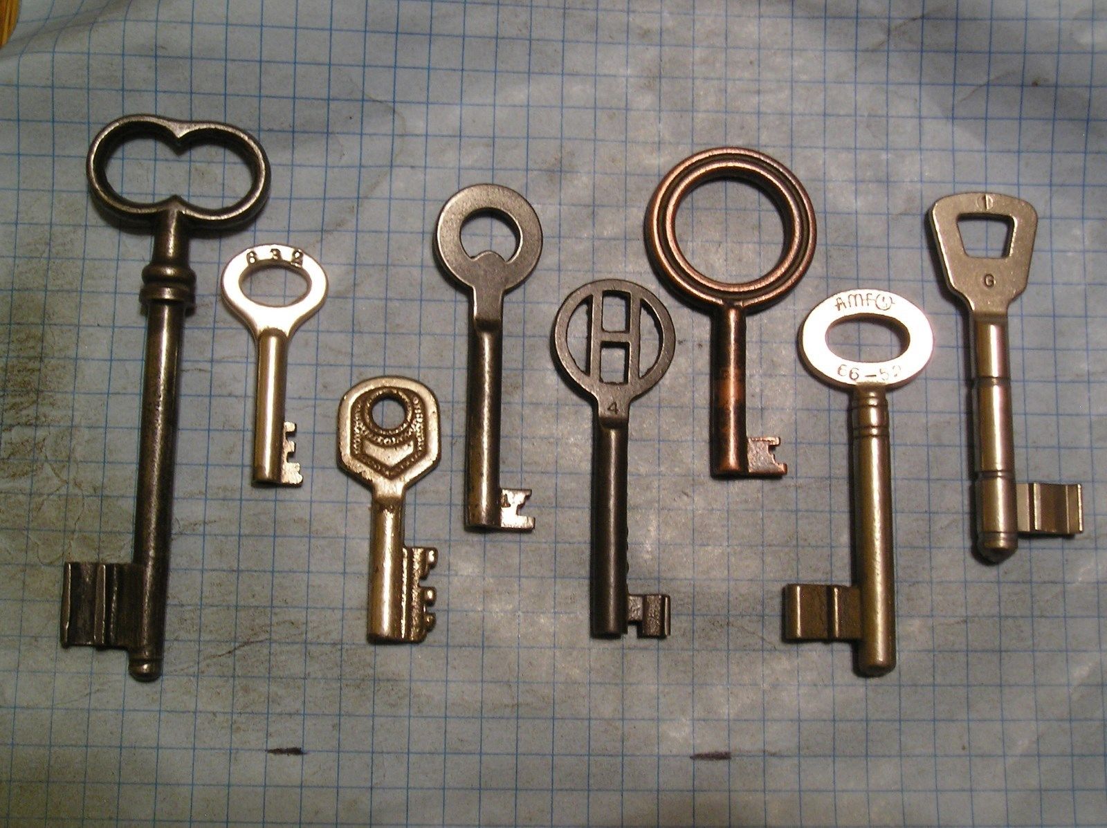 LOT OF 8 ANTIQUE KEYS, SKELETON, FURNITURE, BARREL, AND OLD