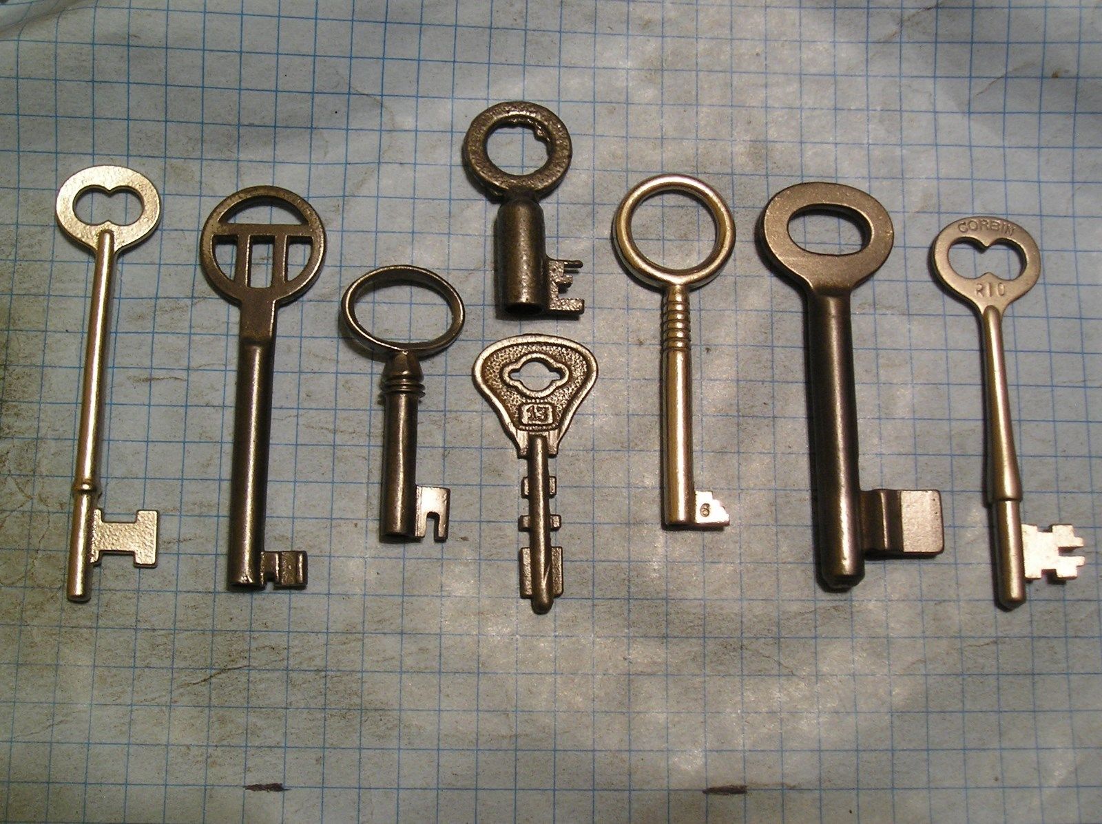LOT OF 8 ANTIQUE KEYS, SKELETON, FURNITURE, BARREL, AND OLD