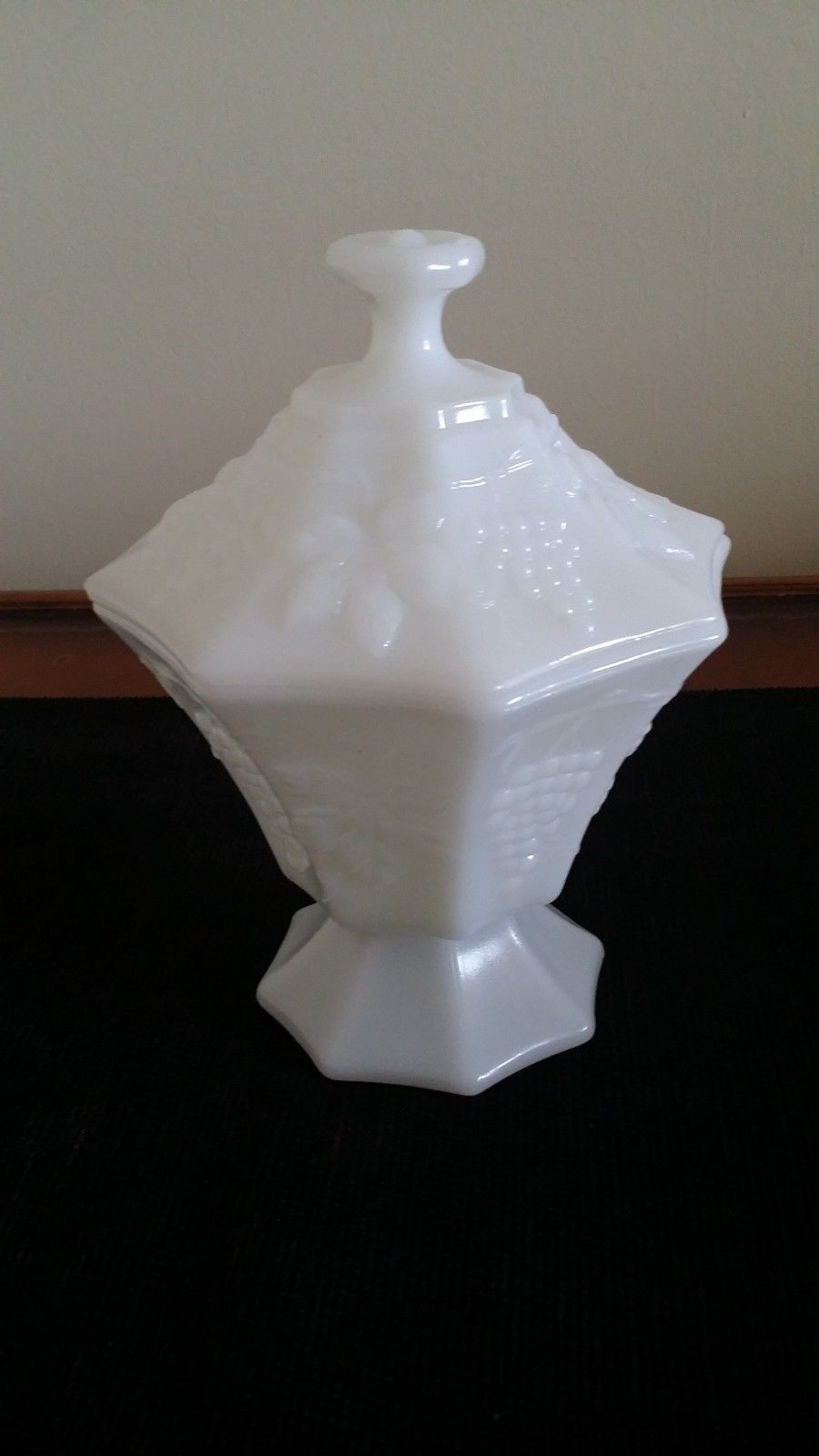 VINTAGE ANCHOR HOCKING MILK GLASS CANDY DISH WITH LID OCTAGONAL GRAPE