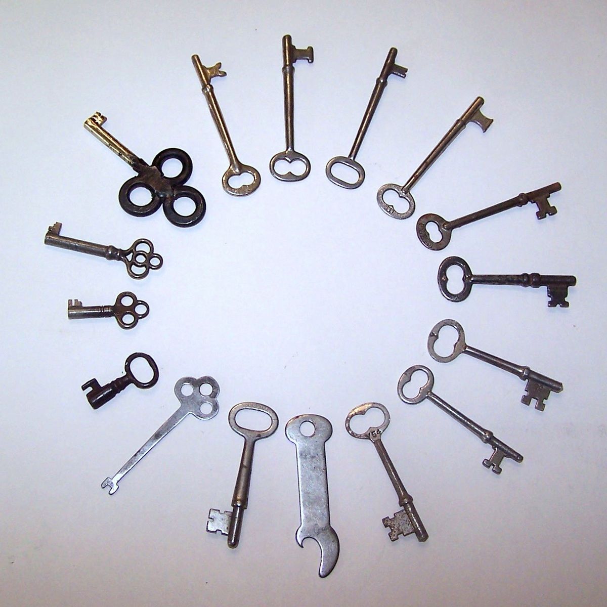 LOT OF 16 VINTAGE ANTIQUE SKELETON KEYS FURNITURE TRUNK ANTIQUE