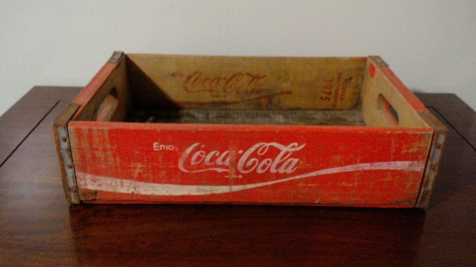 VINTAGE COKE COLA WOODEN CRATE (24)BOTTLE RED/WHITE 1975 TEMPLE