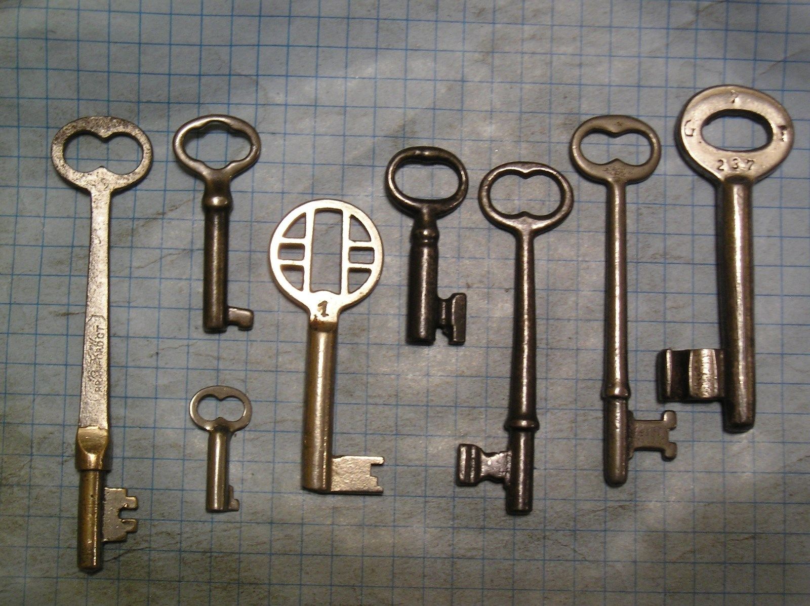 LOT OF 8 ANTIQUE KEYS, SKELETON, FURNITURE, BARREL, AND OLD