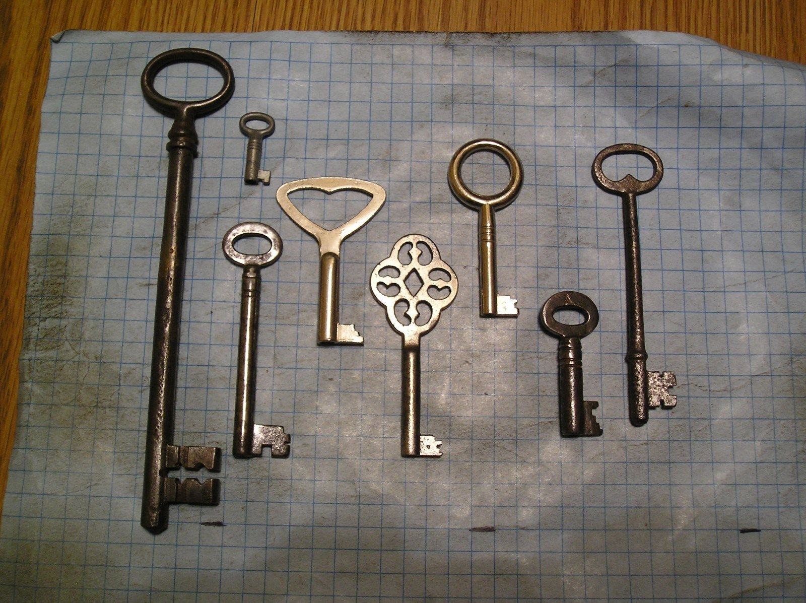 LOT OF 8 ANTIQUE KEYS, SKELETON, FURNITURE, BARREL, AND OLD