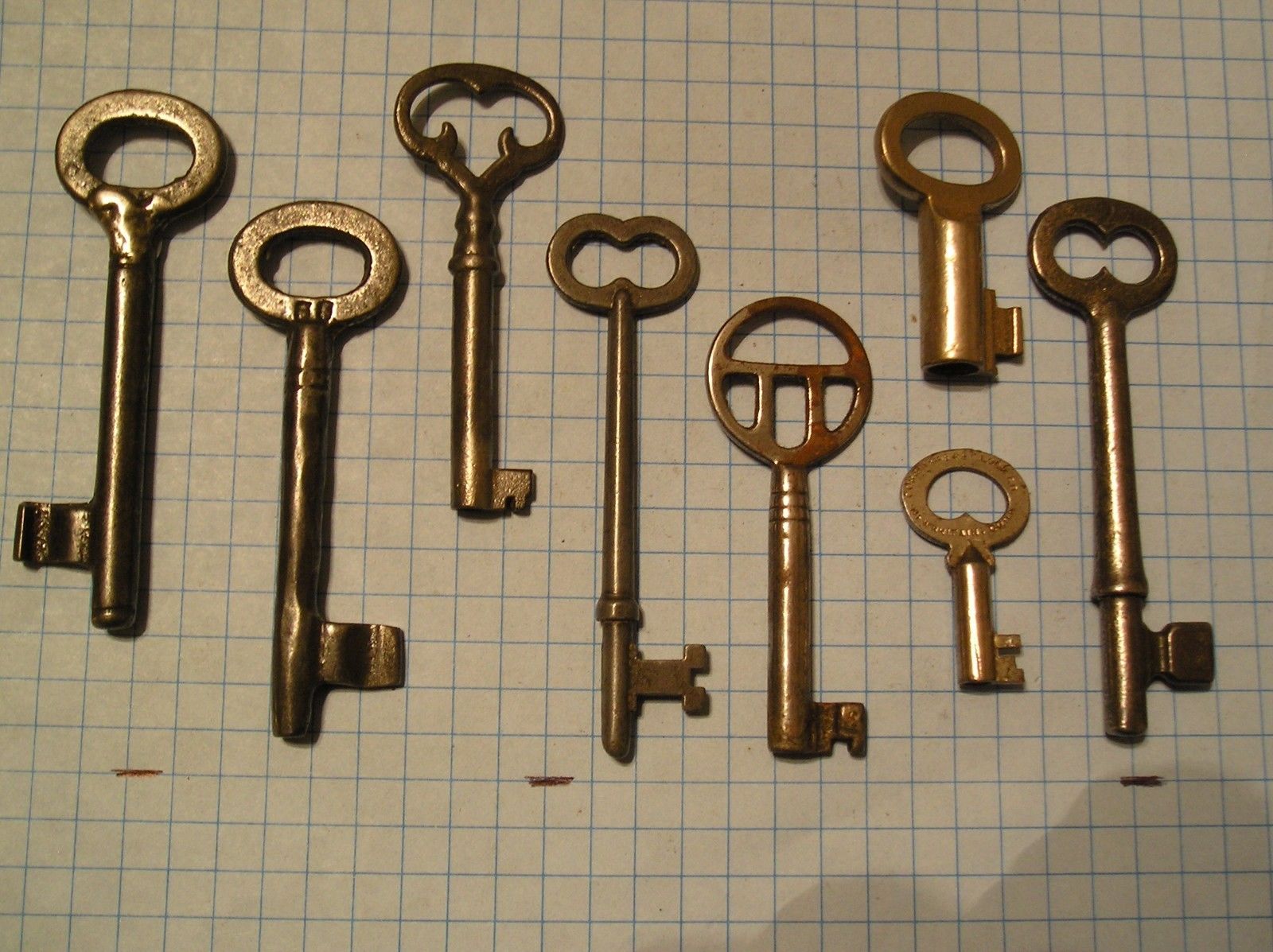 LOT OF 8 ANTIQUE KEYS, SKELETON, FURNITURE, BARREL, AND OLD