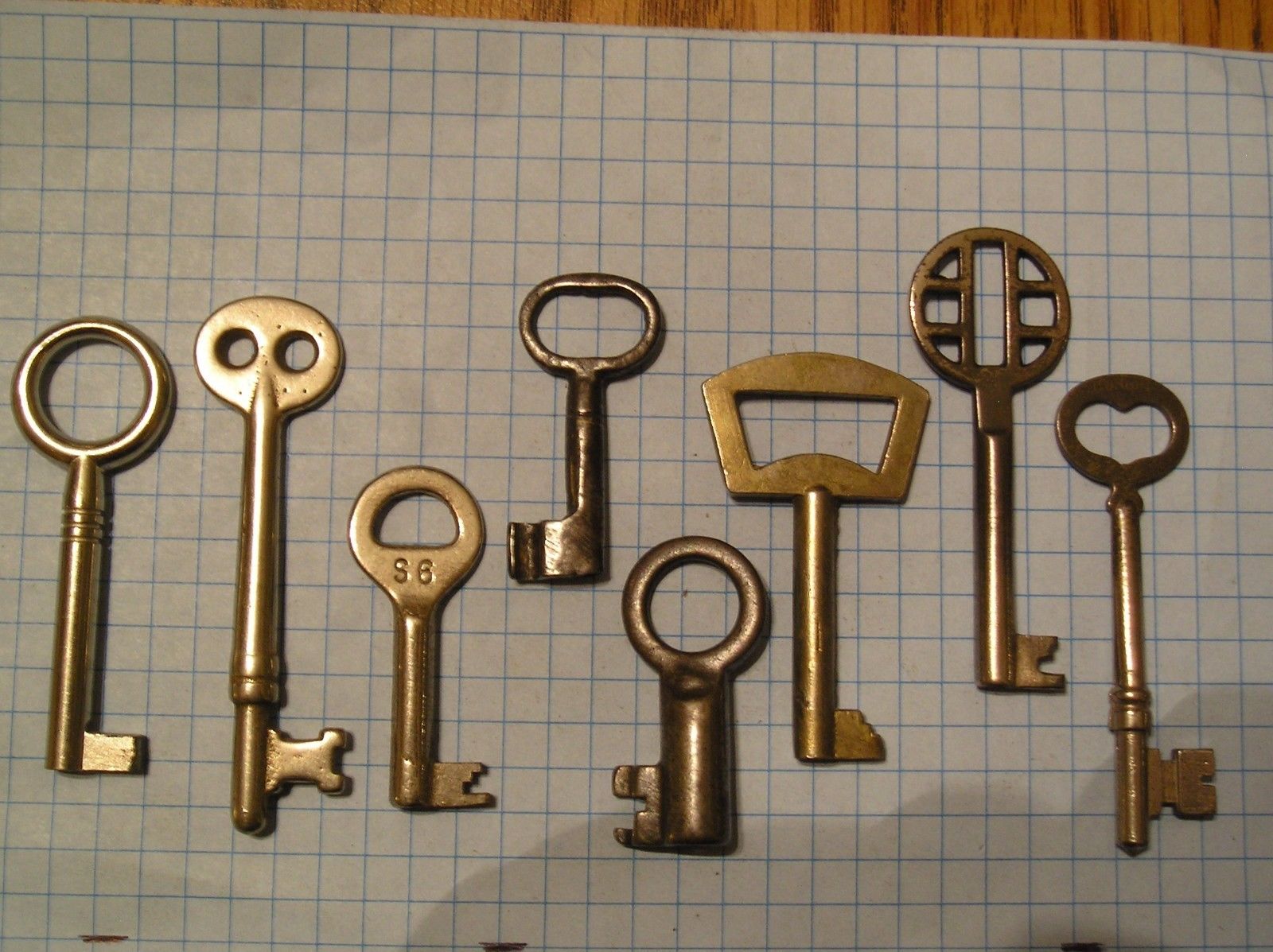 LOT OF 8 ANTIQUE KEYS, SKELETON, FURNITURE, BARREL, AND OLD LOCK KEYS Antique Price