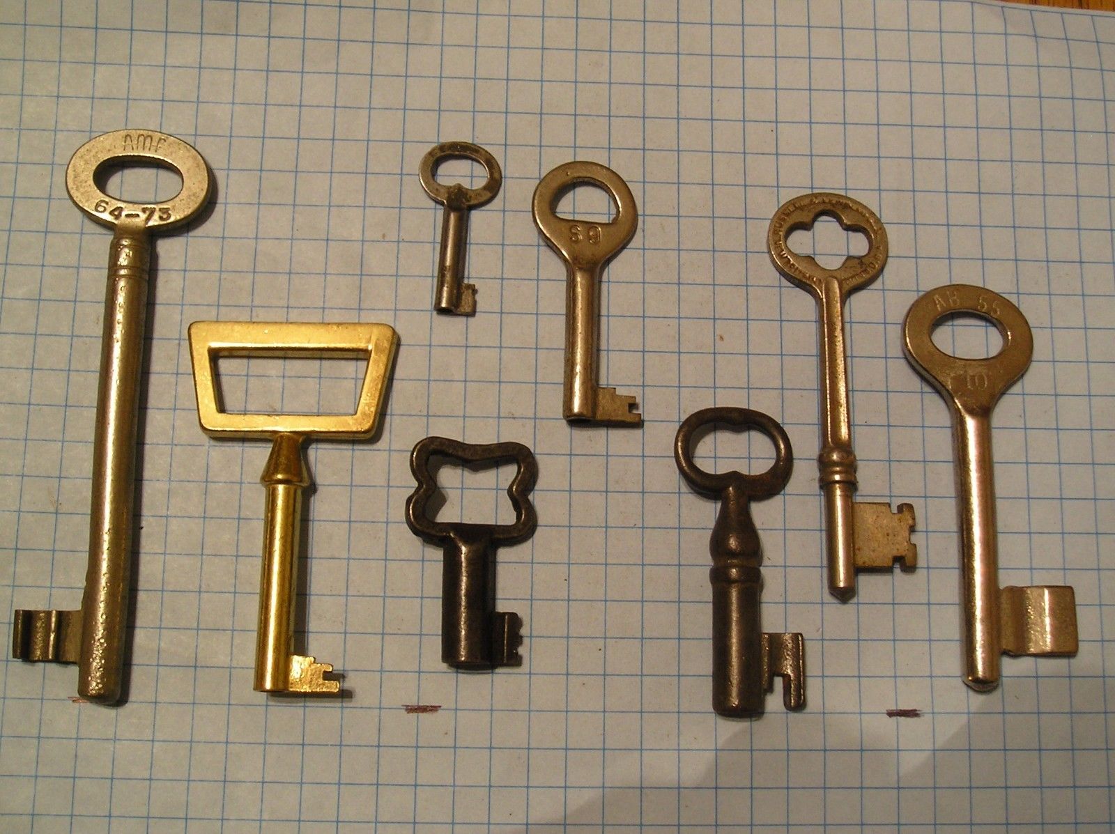 LOT OF 8 ANTIQUE KEYS, SKELETON, FURNITURE, BARREL, AND OLD