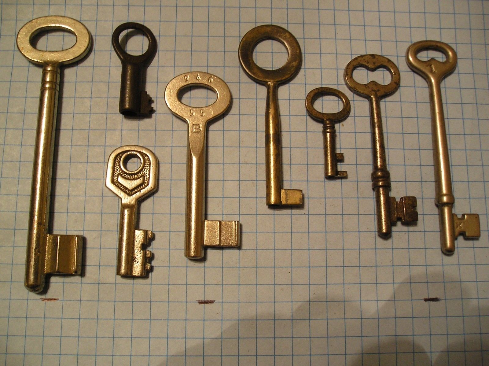 LOT OF 8 ANTIQUE KEYS, SKELETON, FURNITURE, BARREL, AND OLD