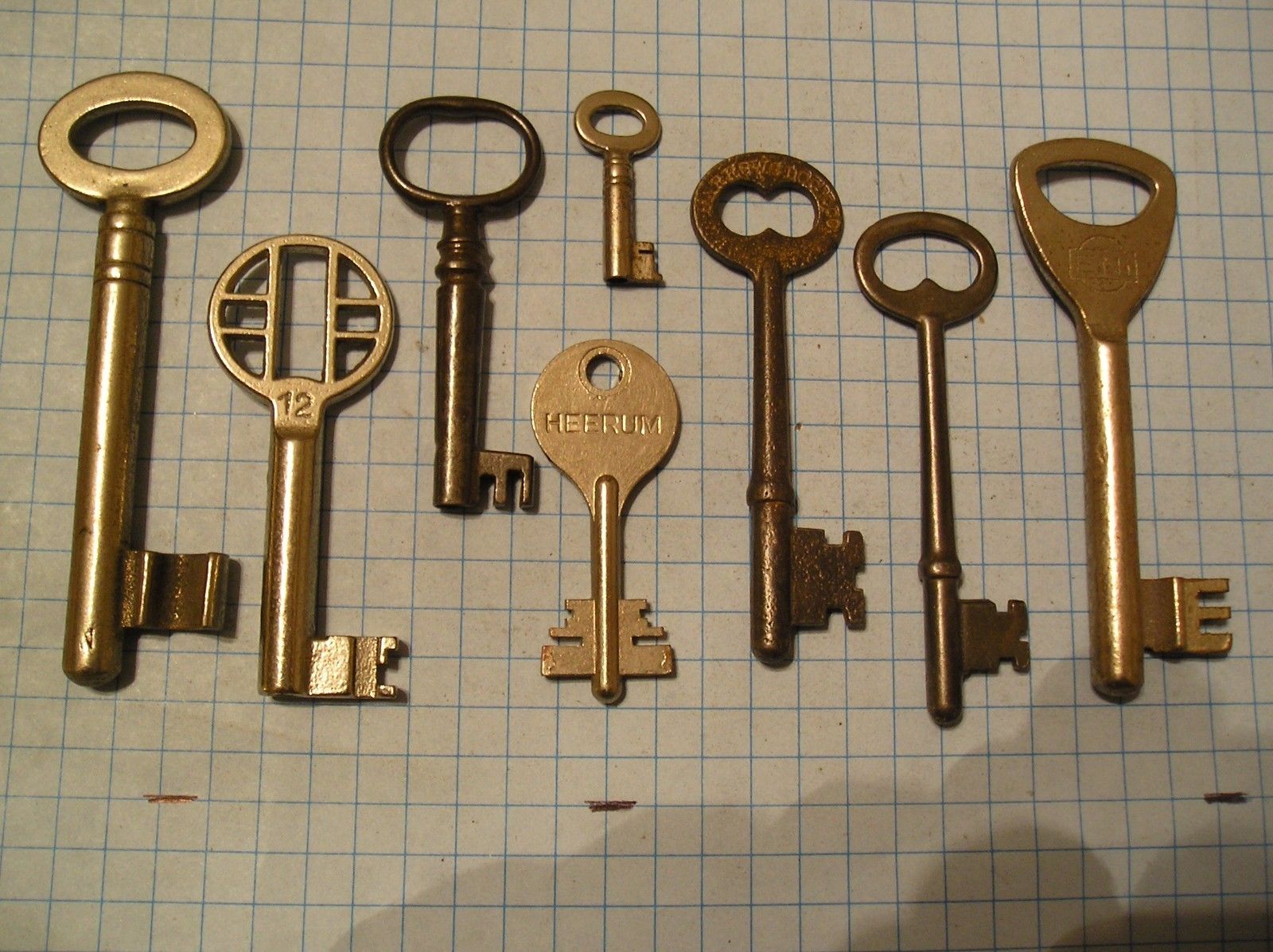 LOT OF 8 ANTIQUE KEYS, SKELETON, FURNITURE, BARREL, AND OLD