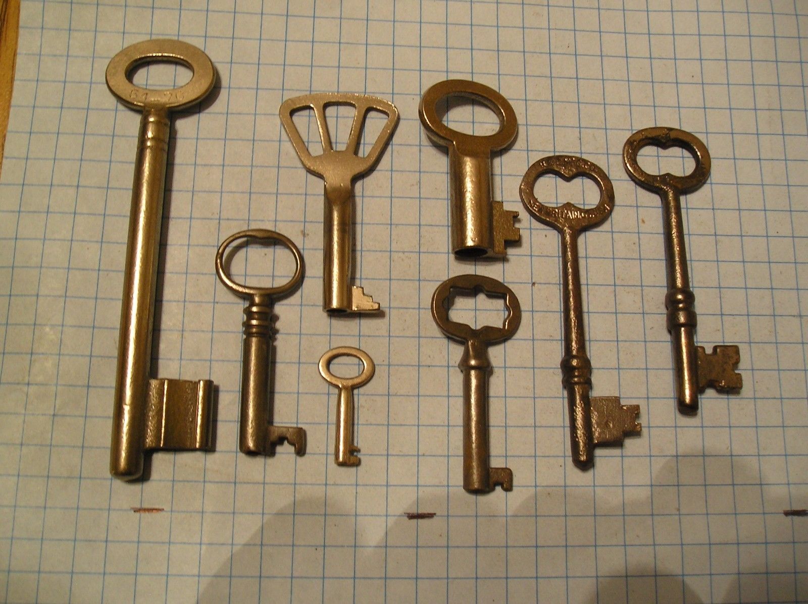 LOT OF 8 ANTIQUE KEYS, SKELETON, FURNITURE, BARREL, AND OLD