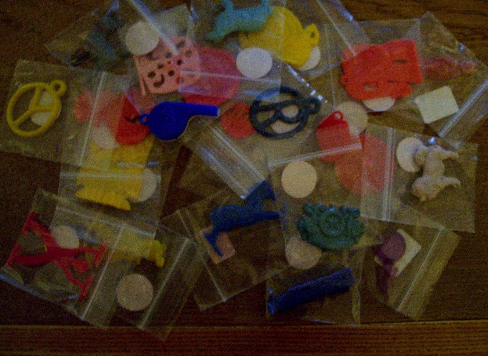 25 PIECES OF PLASTIC CRACKER JACK TOYS Antique Price Guide Details Page