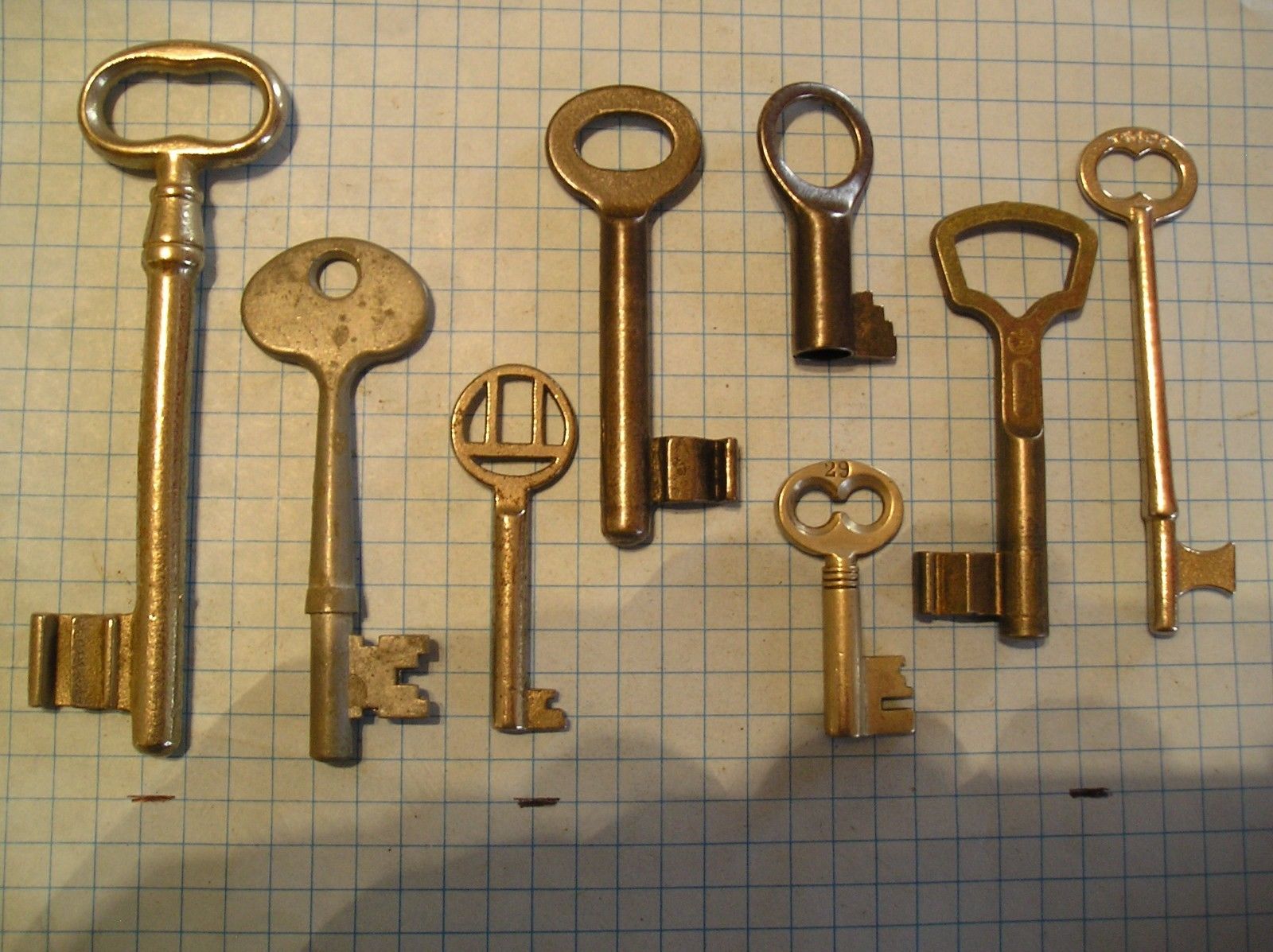 LOT OF 8 ANTIQUE KEYS, SKELETON, FURNITURE, BARREL, AND OLD