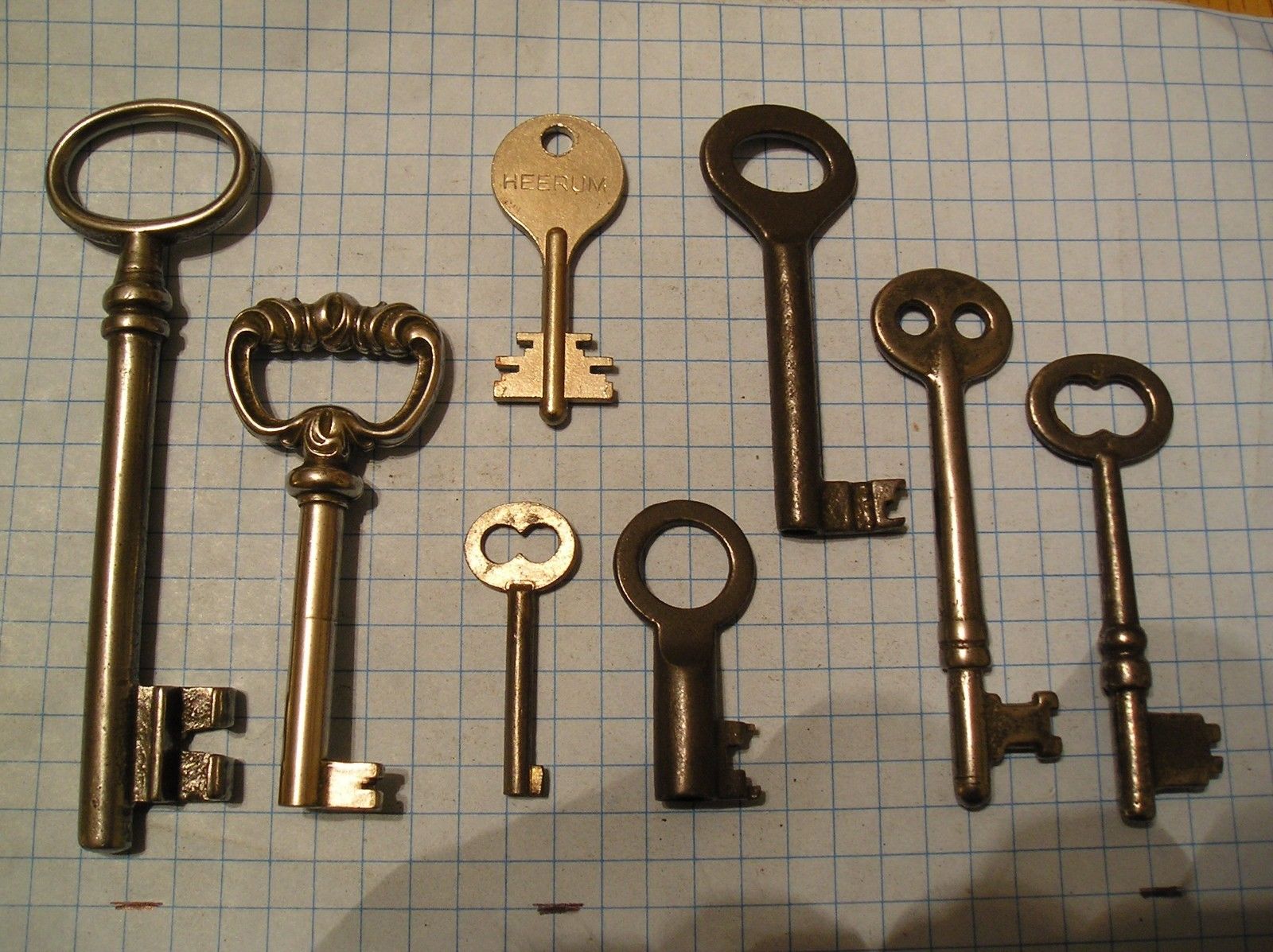 LOT OF 8 ANTIQUE KEYS, SKELETON, FURNITURE, BARREL, AND OLD LOCK KEYS Antique Price