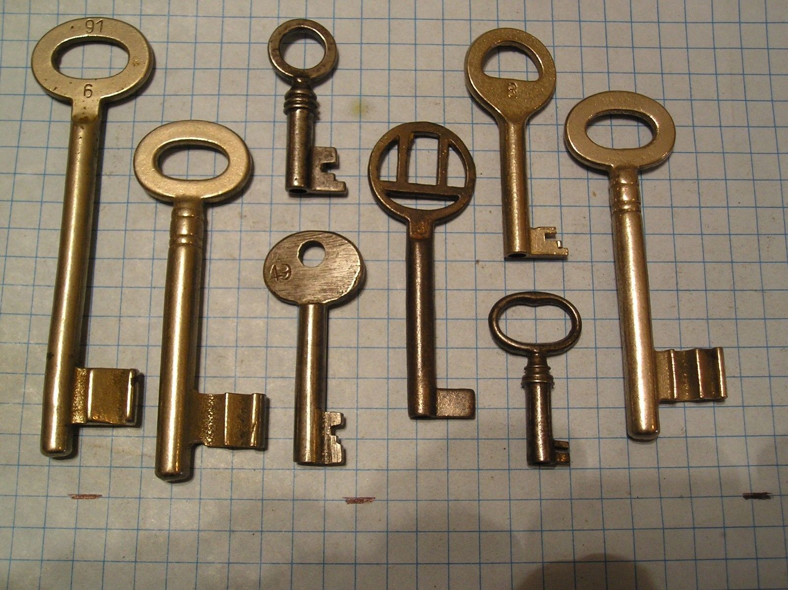 LOT OF 8 ANTIQUE KEYS, SKELETON, FURNITURE, BARREL, AND OLD