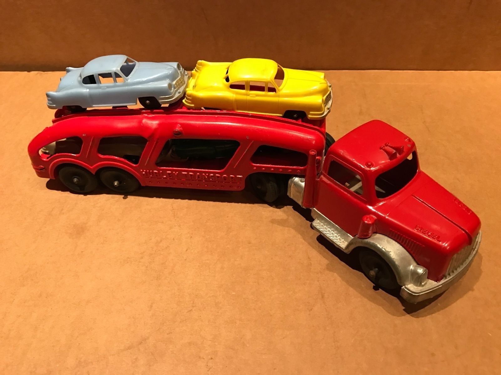 VTG. HUBLEY KIDDIE TOY # 492 RED AUTO TRANSPORT WITH 4 PLASTIC CADILLAC ...