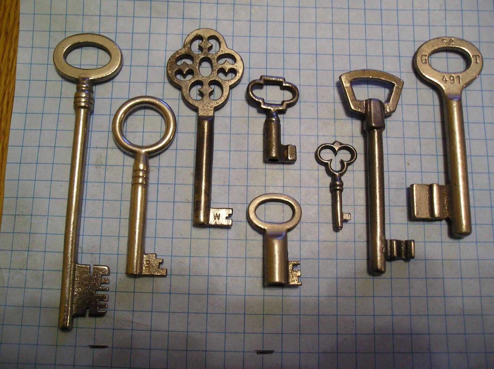 LOT OF 8 ANTIQUE KEYS, SKELETON, FURNITURE, BARREL, AND OLD
