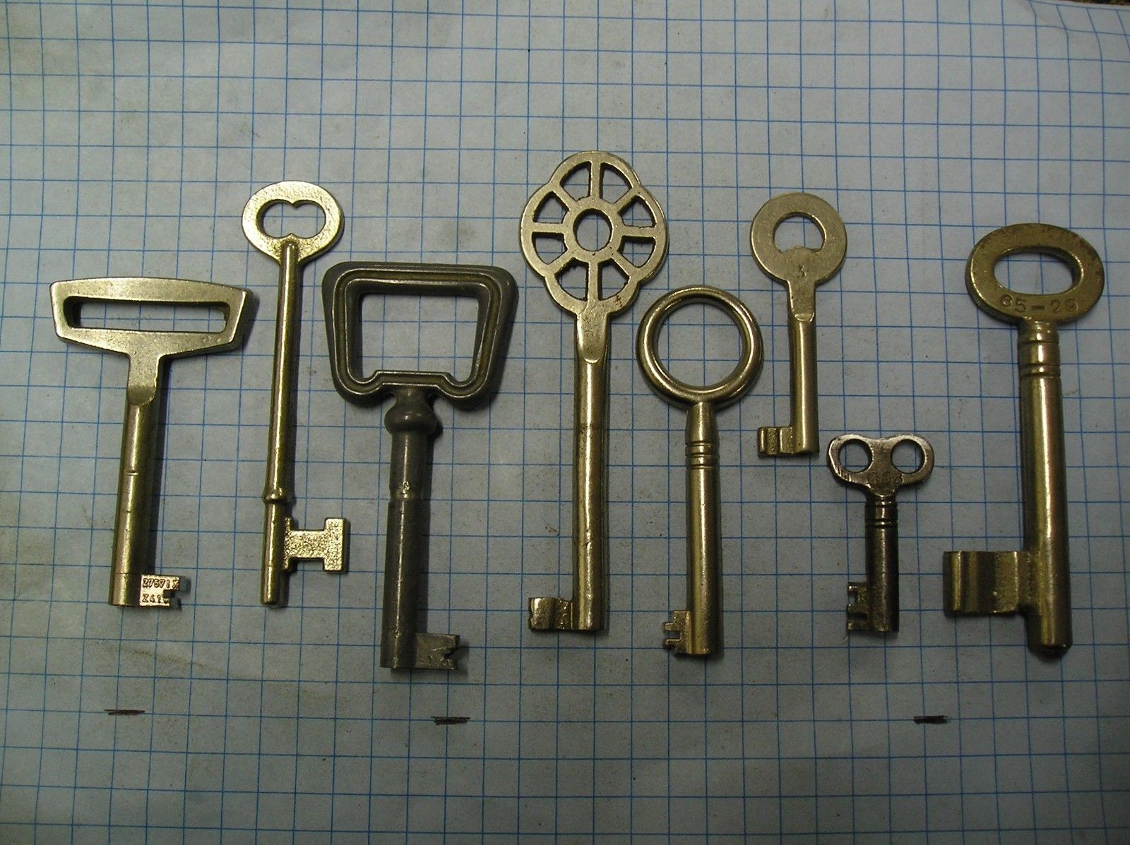 LOT OF 8 ANTIQUE KEYS, SKELETON, FURNITURE, BARREL, AND OLD