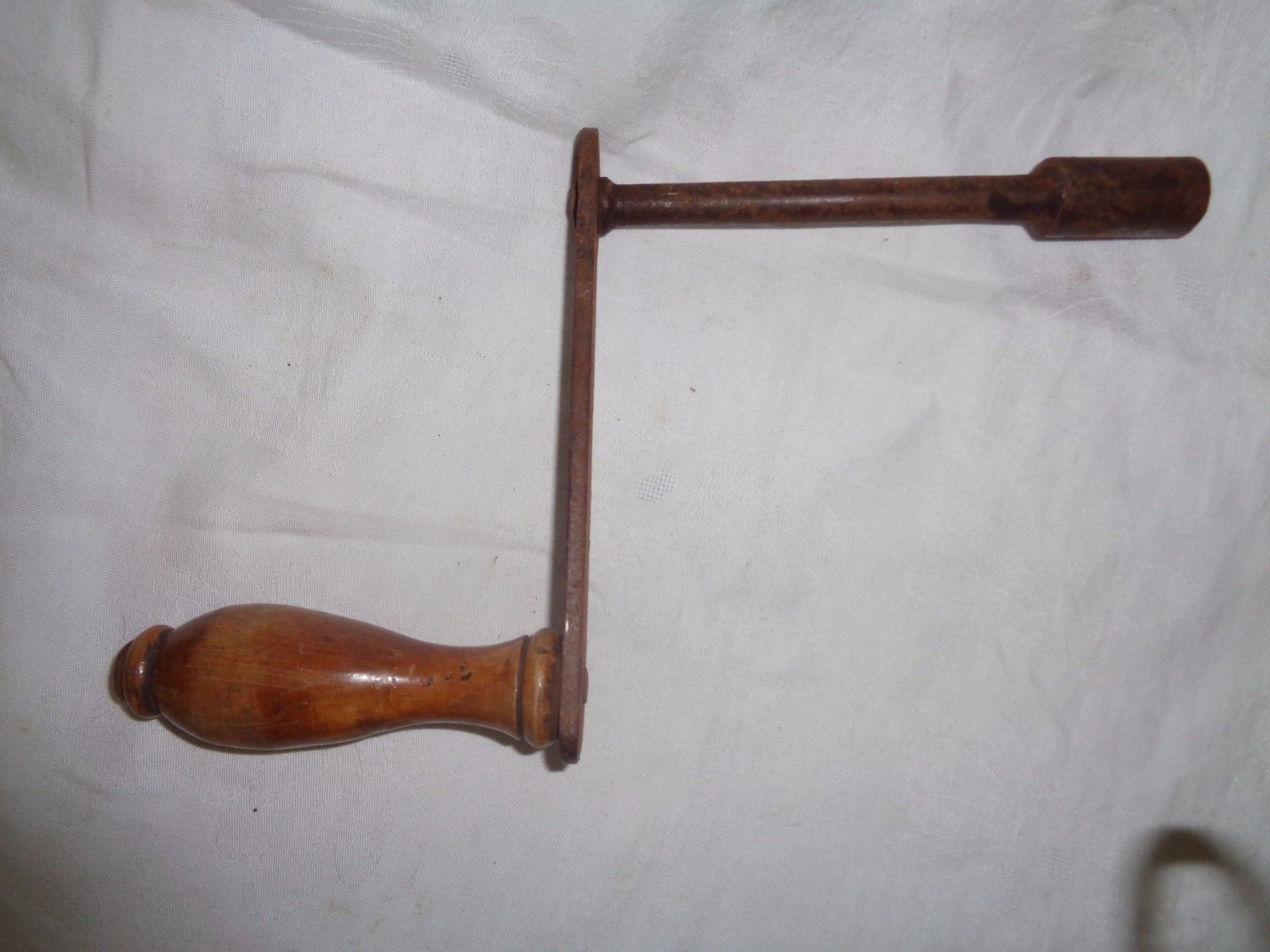 ANTIQUE EXTENDING DINING TABLE CRANK HANDLE WINDER WITH WOODEN HANDLE