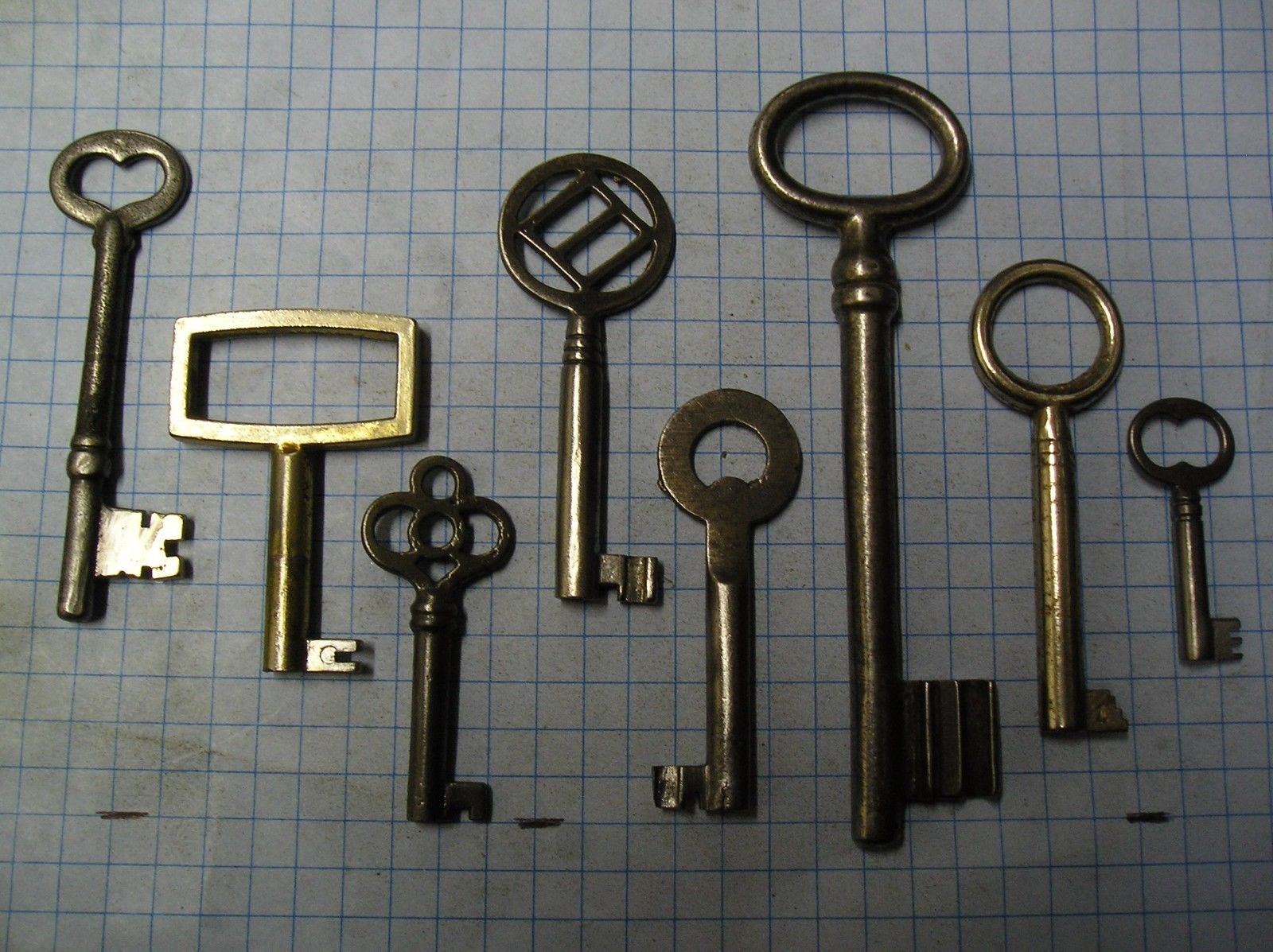 LOT OF 8 ANTIQUE KEYS, SKELETON, FURNITURE, BARREL, AND OLD