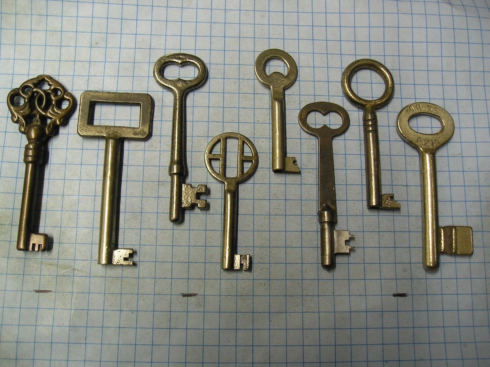 LOT OF 8 ANTIQUE KEYS, SKELETON, FURNITURE, BARREL, AND OLD