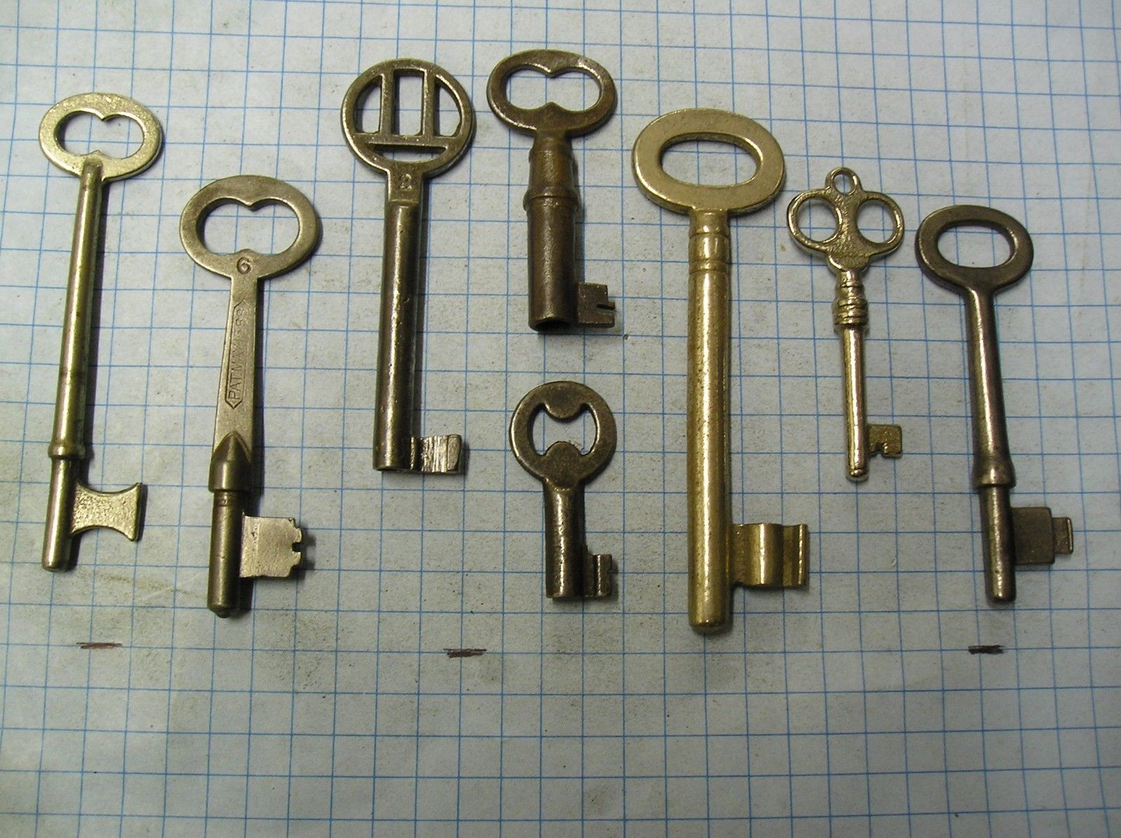 LOT OF 8 ANTIQUE KEYS, SKELETON, FURNITURE, BARREL, AND OLD