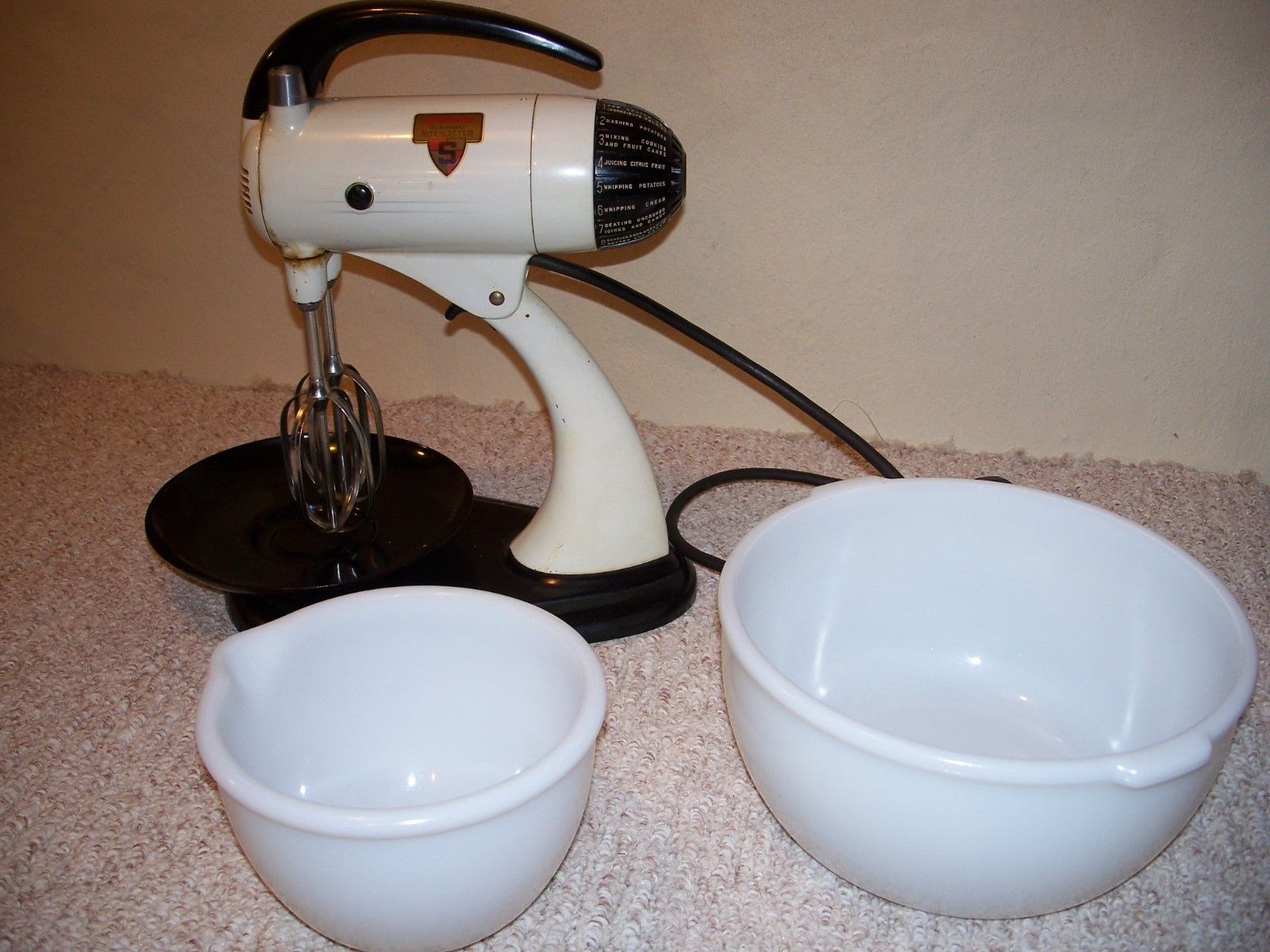 VINTAGE SUNBEAM MIXMASTER 1940''s1950''s MIXER with 2 MILK GLASS BOWLS 2 BEATERS Antique