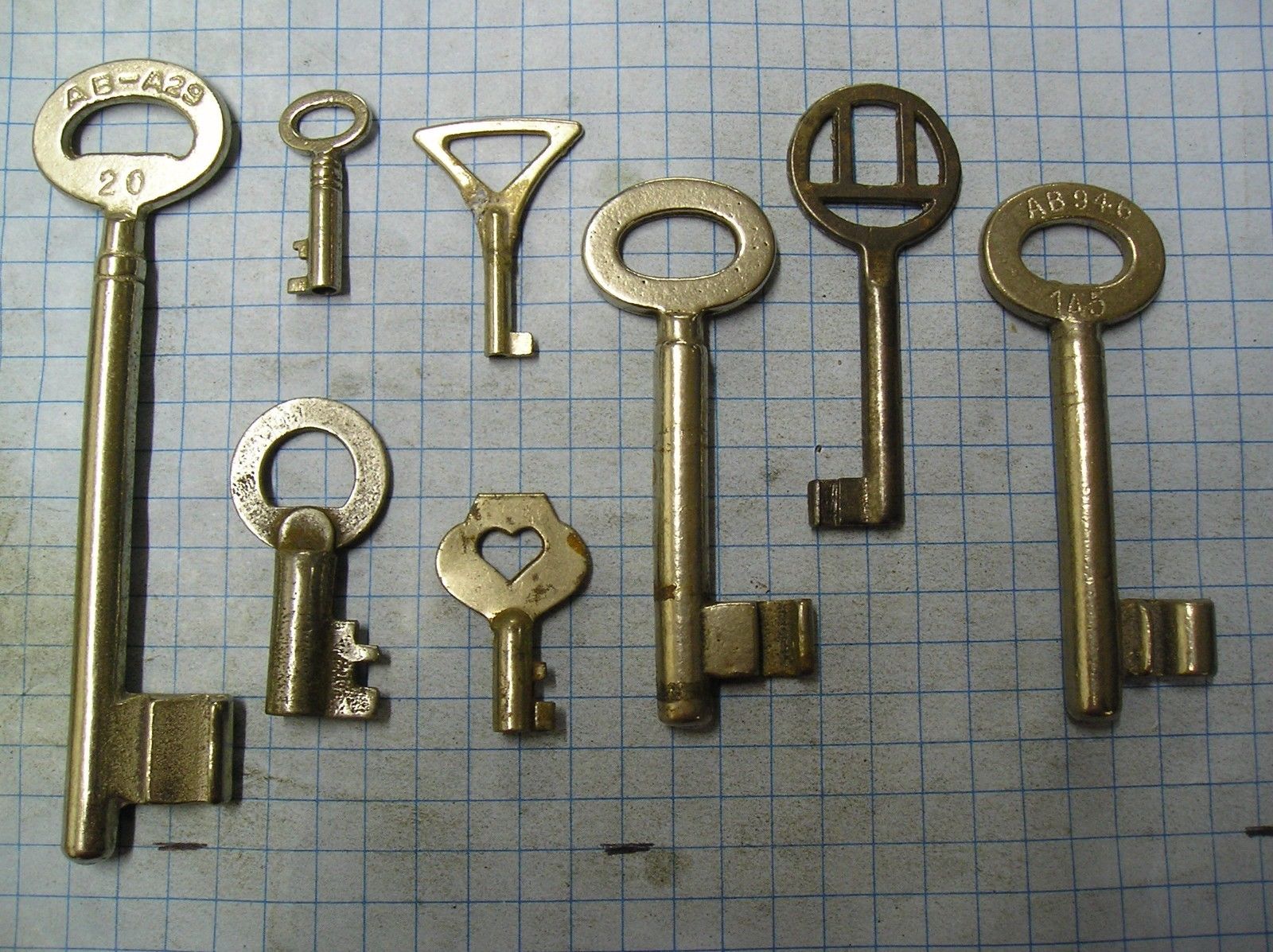 LOT OF 8 ANTIQUE SKELETON, FURNITURE, BARREL, AND OLD LOCK KEYS