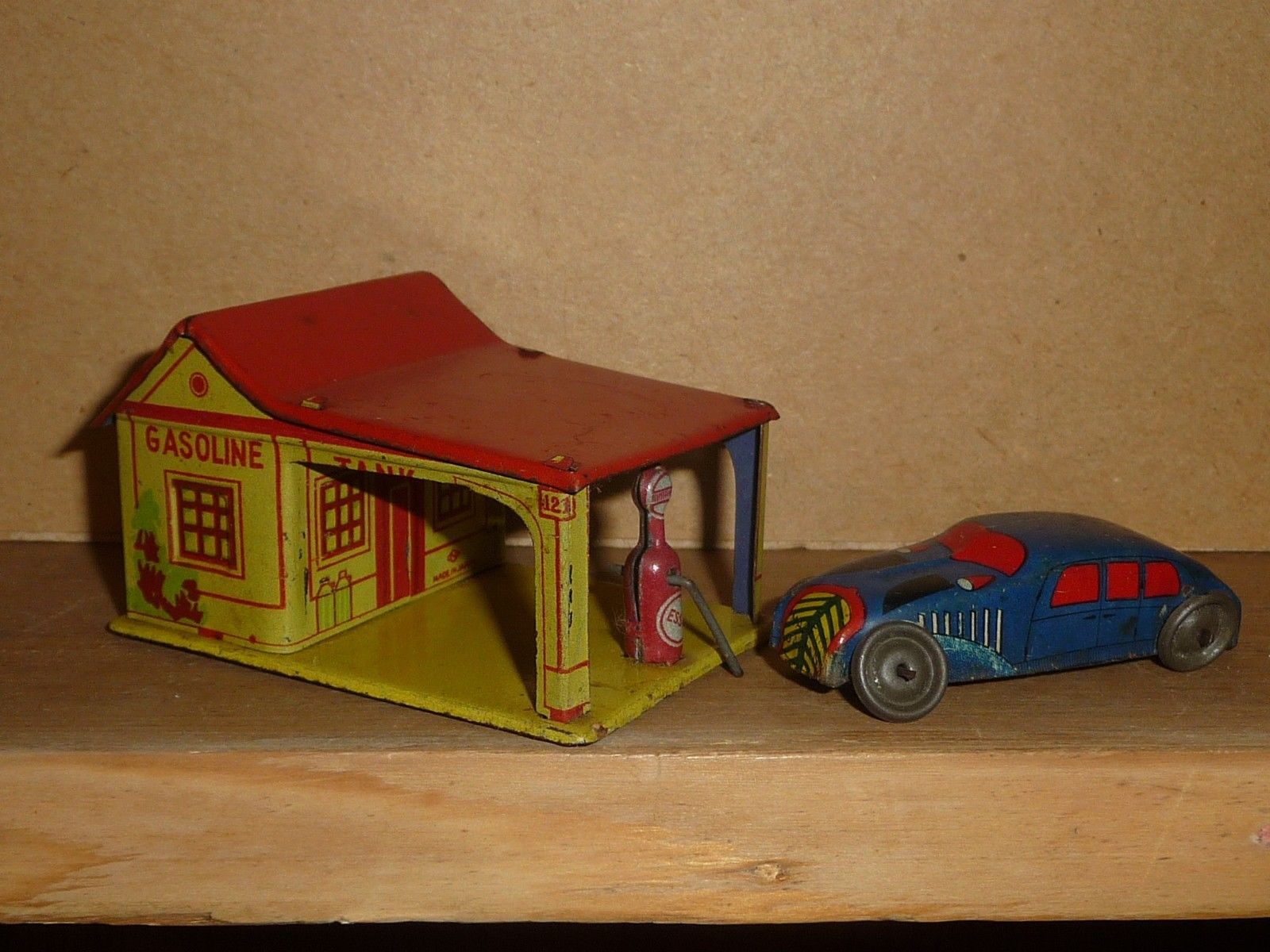 VINTAGE TIN LITHO PENNY TOY ESSO GAS STATION GARAGE W VINTAGE TIN LITHO PENNY TOY ESSO GAS STATION GARAGE W