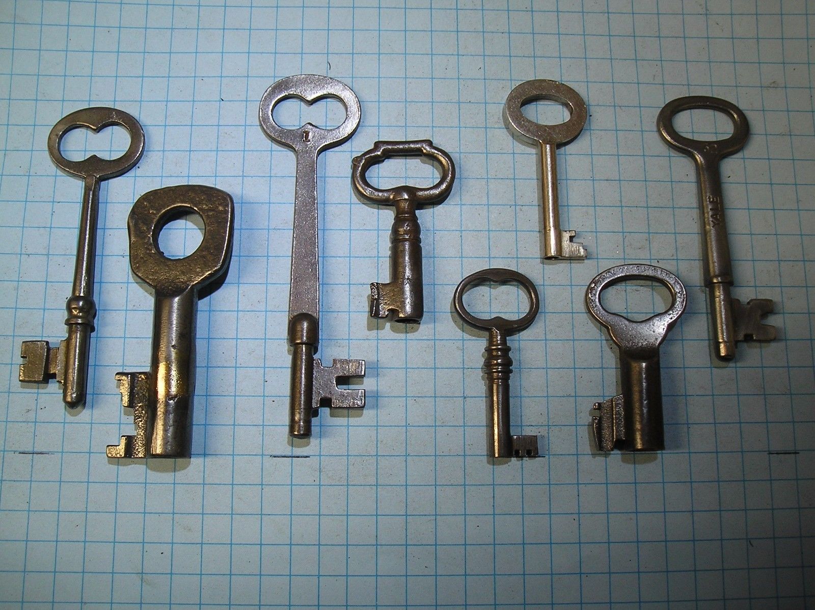 LOT OF 8 ANTIQUE SKELETON, FURNITURE, BARREL, AND OLD LOCK KEYS Antique Price Guide