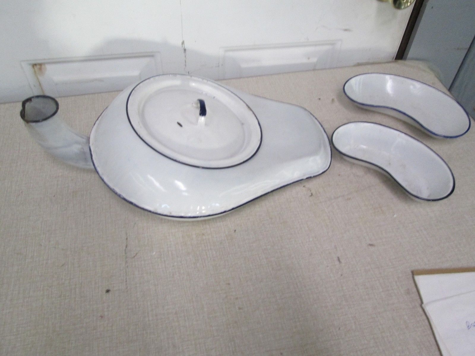 White Porcelain Enamel Bed Pan Urinal Chamber Pot with lid with 2 side