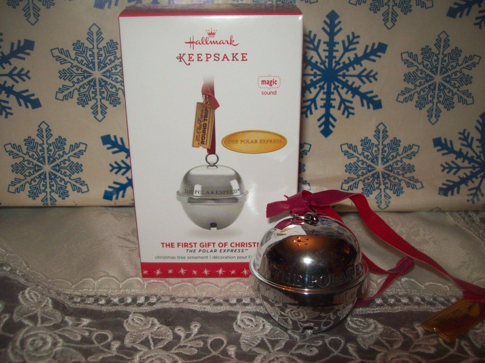 HALLMARK THE POLAR EXPRESS FIRST GIFT OF CHRISTMAS 2016 MAGIC ORNAMENTS
