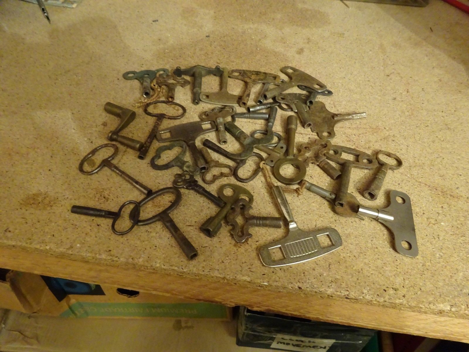 COLLECTION OF 35 ANTIQUE CLOCK KEYS Antique Price Guide Details Page