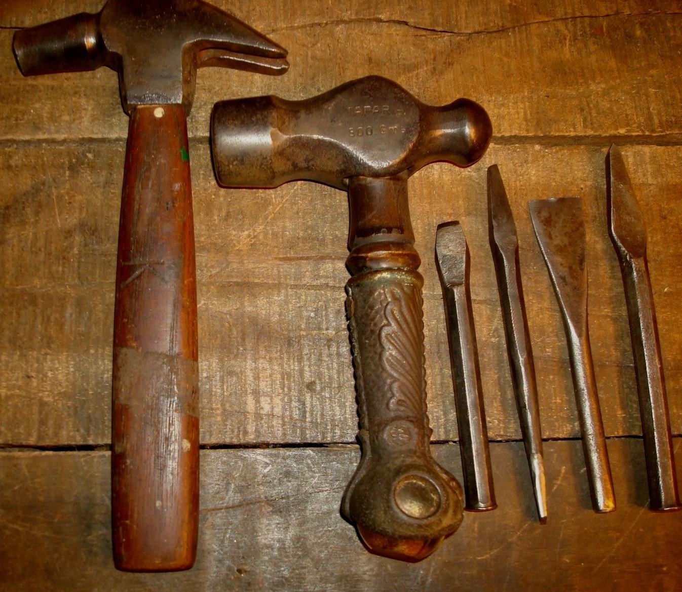 VINTAGE HAMMER & CHISEL TOOL LOT BLACKSMITH, CARPENTERS TOOLS