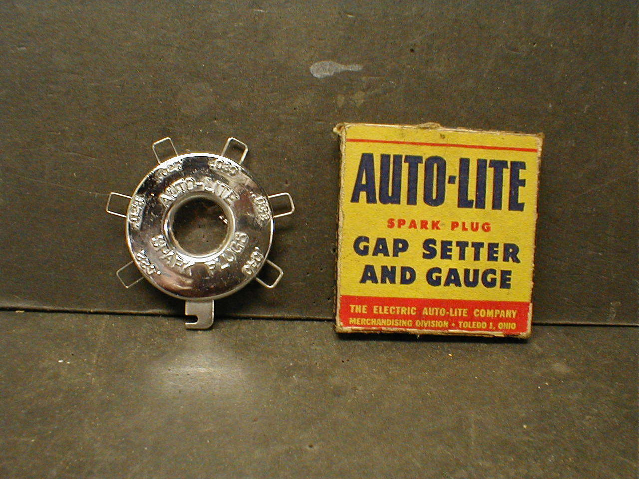 VINTAGE AUTOLITE SPARK PLUG GAP SETTER & GAUGE w/MAGNIFIER in ORIGINAL