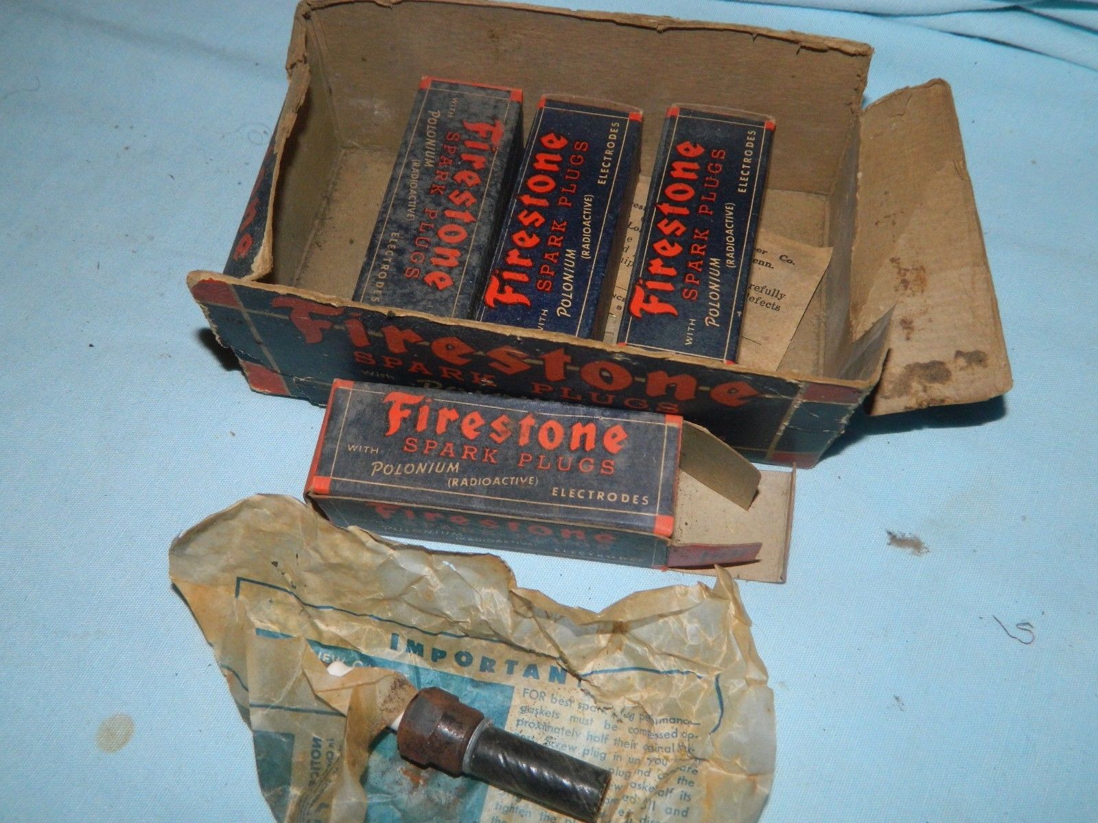 Vintage Firestone Spark Plug Ad Box & 4 T40 Polonium Electrode Spark
